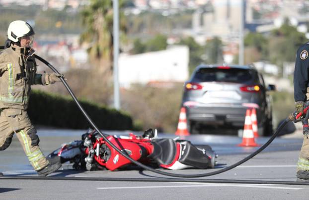 Split: U sudaru s osobnim vozilom poginuo motorist