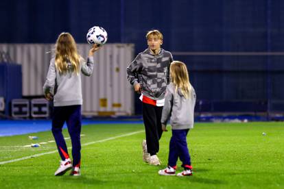 FOTO Tata, tata, ajde mene prođi! Modrić nakon utakmice zaigrao nogomet s djecom...