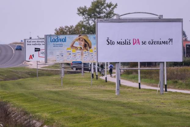 Plakatom kod Velike Gorice zaprosio djevojku Martu, hoće li pristati?