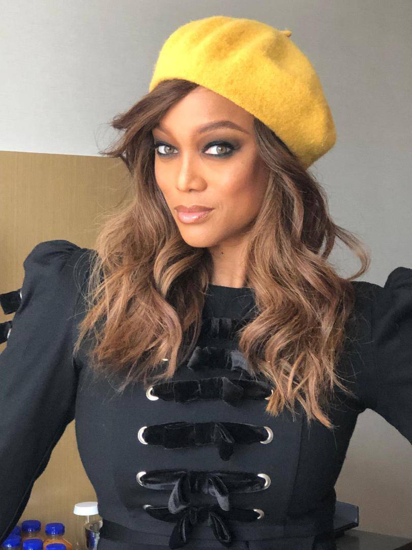 Tyra Banks brani svoju haljinu, a fanovi zgroženi: 'Izgledaš baš kao dinosaur iz Jurskog parka!'