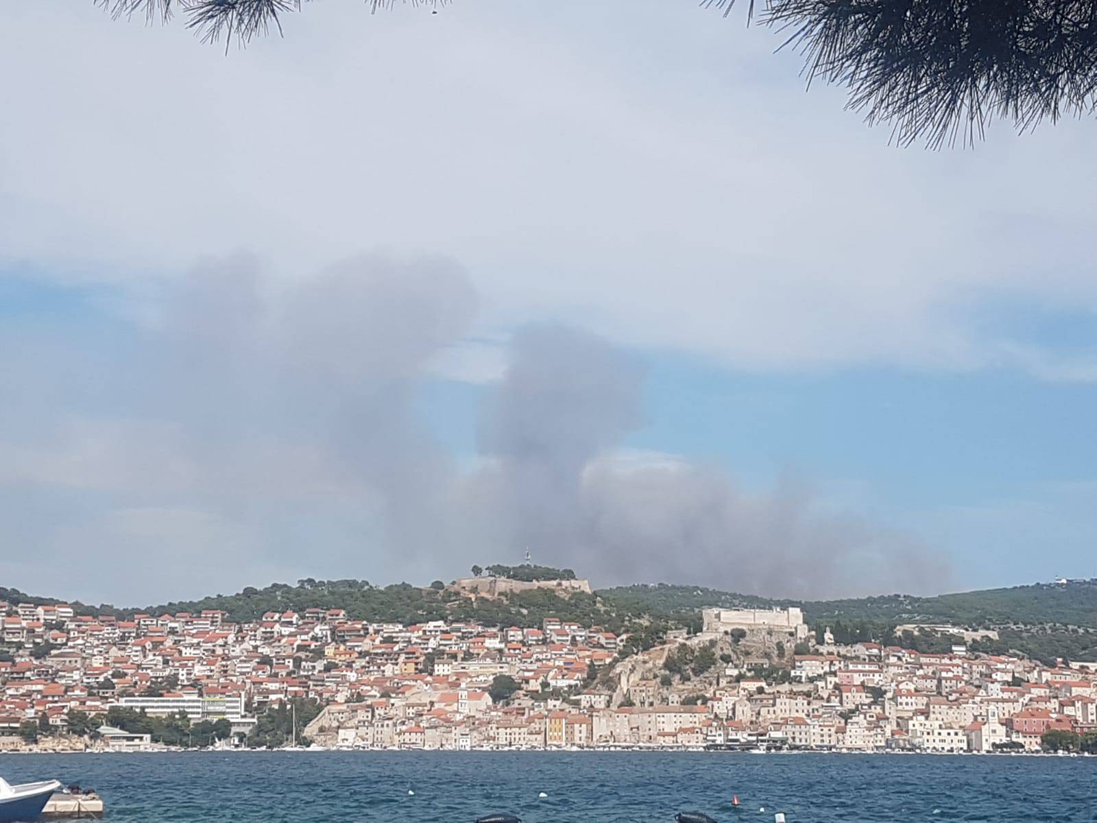 Besana noć pred vatrogascima: Počeli su evakuirati stanovnike