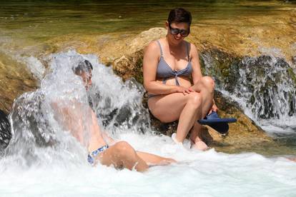 Osvježenje od vrućine neki su pronašli kupanjem u Mrežnici