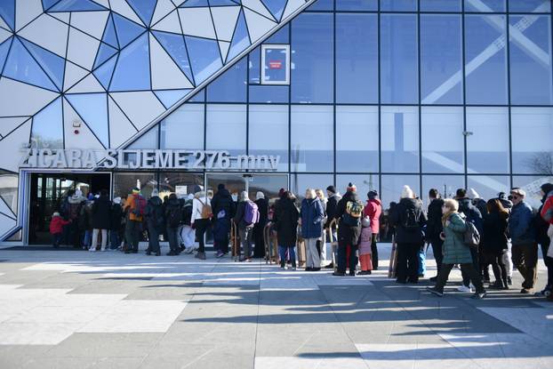 Zagrepčani pohrlili na Sljeme, veliki redovi za žičaru 