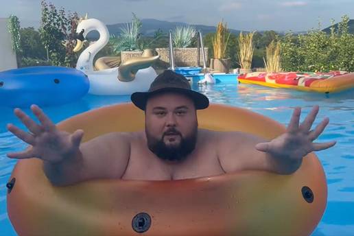Jacques Houdek uskočio u bazen pa odradio aerobik s luftićem: 'Šlaufek sim, šlaufek tam...'