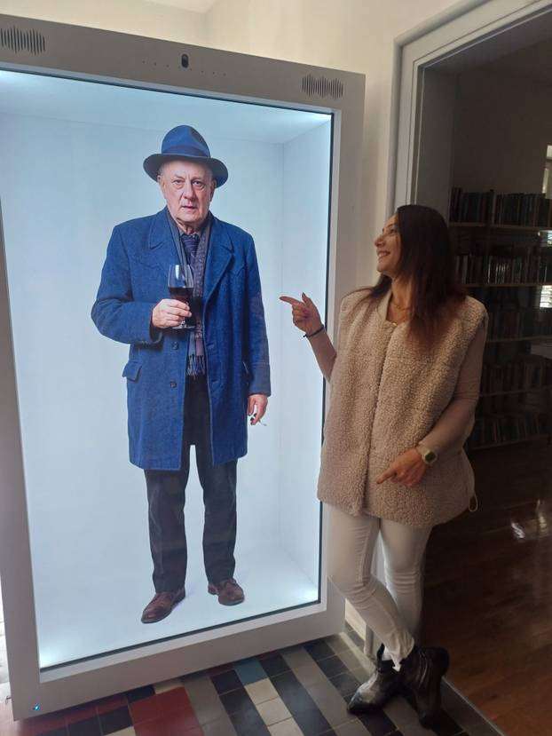 FOTO U Imotskom možete okinuti selfie s Tinom Ujevićem. Čak se i miče. Evo o čemu je riječ