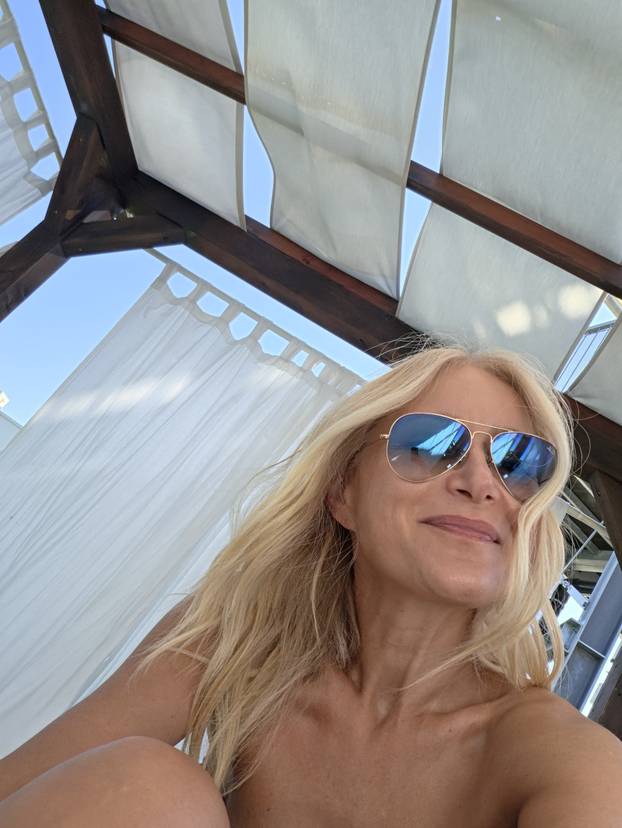 FOTO Koja linija! Uršula Tolj se brčkala u bazenu pa pokazala besprijekornu figuru u bikiniju