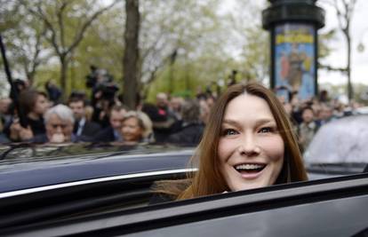 Zašto si to radi? Carla Bruni se potpuno izobličila botoksom