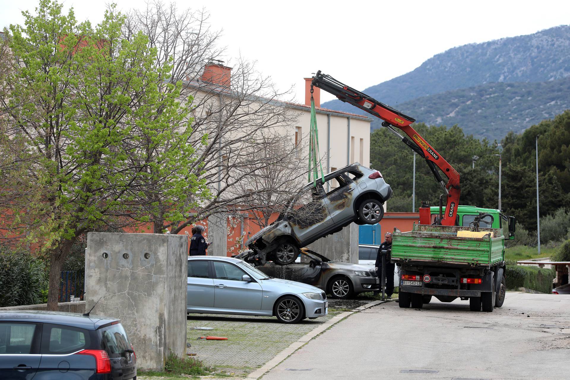 Cres: Očevid policije na mjestu gdje su zapaljena tri vozila