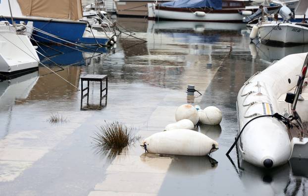 Šibenik: Jugo potopilo Dolac, cijela riva je pod morem