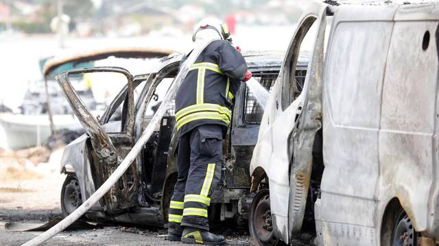 U Dubrovniku su jučer gorjele brodice, kombi, auta. Policija: Požar je izbio u gepeku kombija