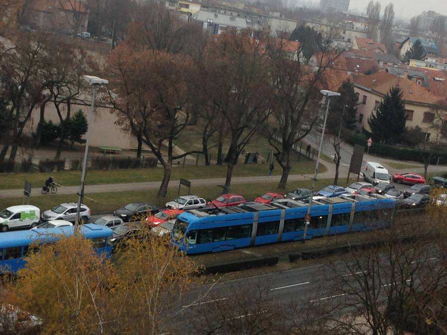 Zagreb je u prometnoj blokadi: Velike gužve, sudari, prijetnje...