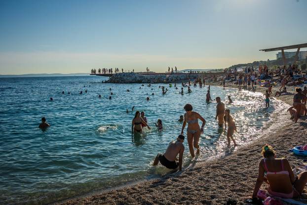 Split: Ljetni ugođaj na novouređenoj plaži Žnjan