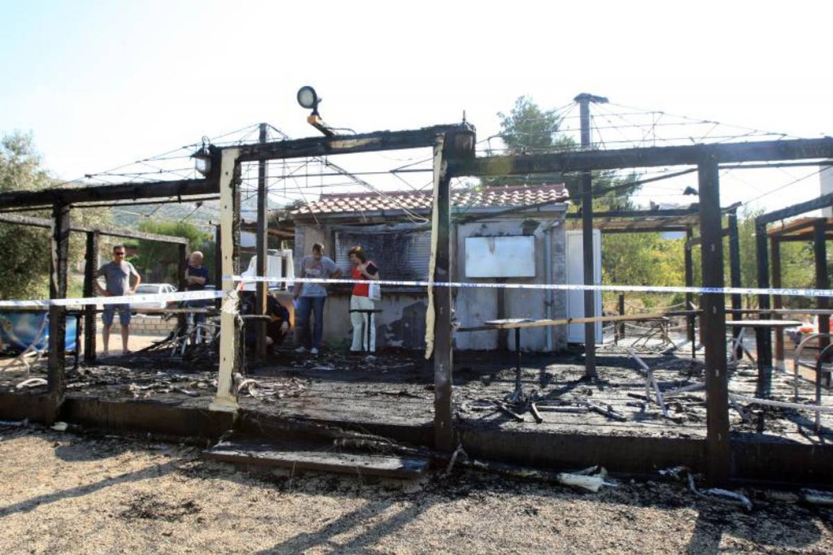 Lokalizirali požar u Grebaštici: Izgorio je kafić u uvali Dumić