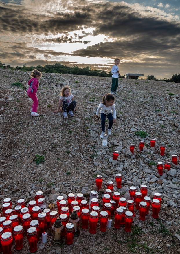 Tuga na Lastovu: Više od 200 lampiona zasvijetlilo u spomen na tragično preminulog Frana