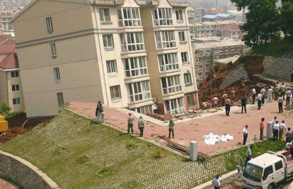 Kina: Zgrada otklizala niz brijeg zbog klizišta