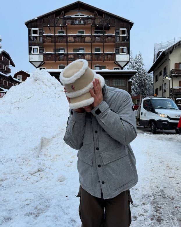 FOTO 'Alpski modni mačak' voli nositi bunde, suknje i lakirati nokte. Sad dominira skijanjem