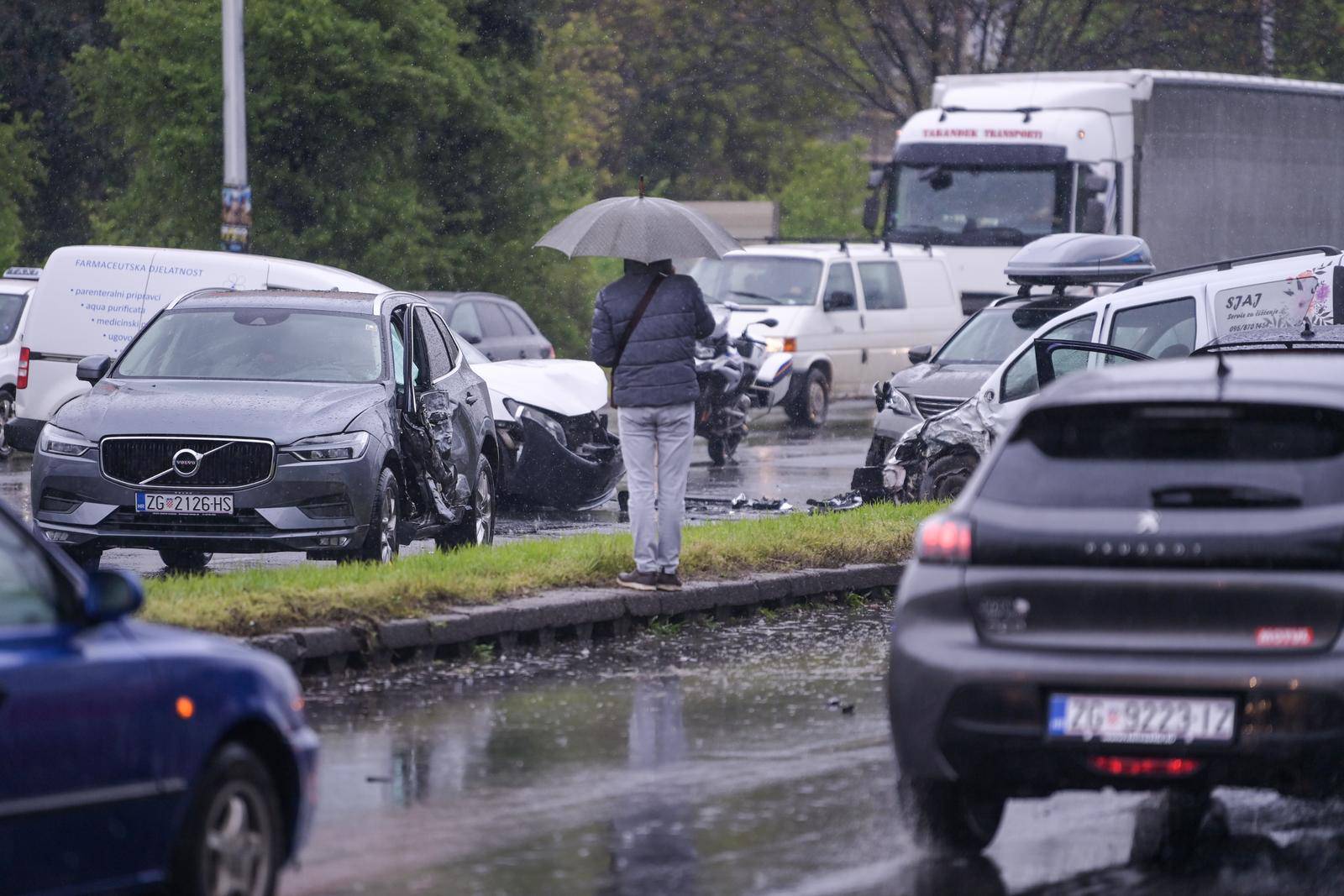 Zagreb: Pet vozila sudarilo se na Slavonskoj aveniji 