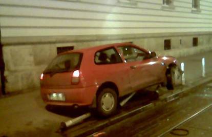 Pijani vozač u Zagrebu pokosio desetak stupića