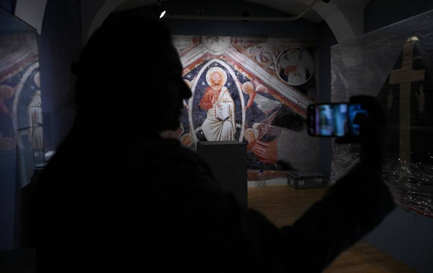 Zagreb: 1100 izlozba Hrvatskog Kraljevstva  u Klovicevim dvorima