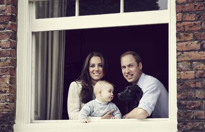 Novi portret kraljevske obitelji: Princ George očaran je psićem
