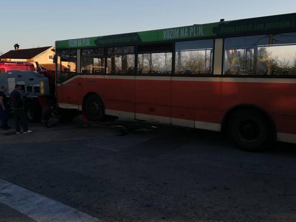 Nesreća autobusa kod Rijeke: Zabio se u zid, očevid u tijeku