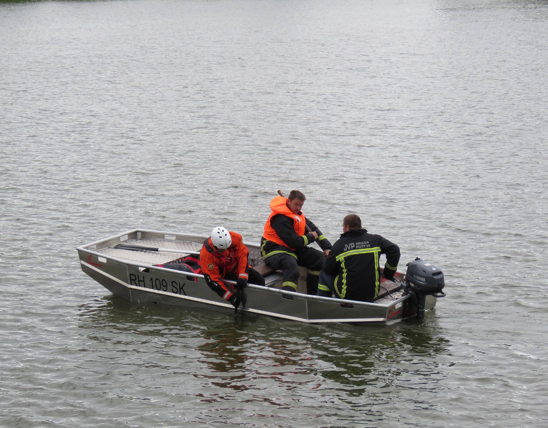 Skočio u jezero, zaplivao i više se nije pojavio: Traži ga i HGSS