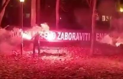 Sramota u Beogradu: Kukavice su otele ženama transparent o Srebrenici i zapalile ga u parku