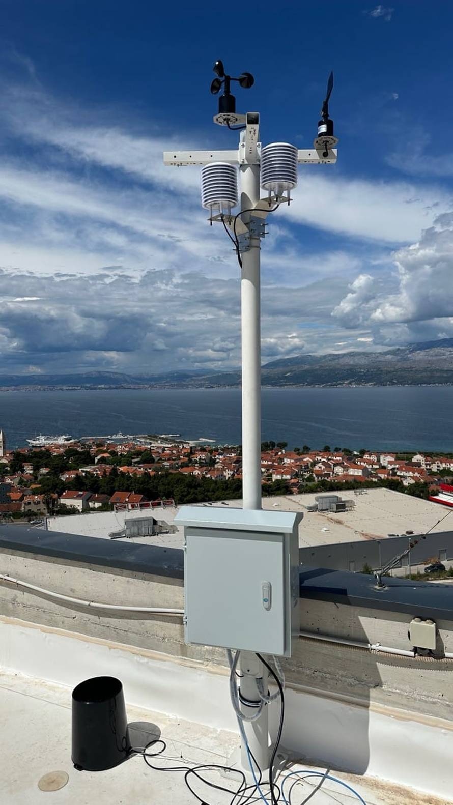 Supetar postao pametan grad: Digitalni totemi, AI kamere i pametni odvoz mijenjaju otok