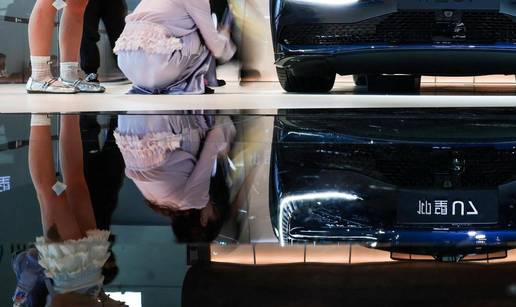 JAO! Kineski div predstavio aute u hali sa zrcalnim podom. Onda je do&scaron;la djevojka u haljinici...