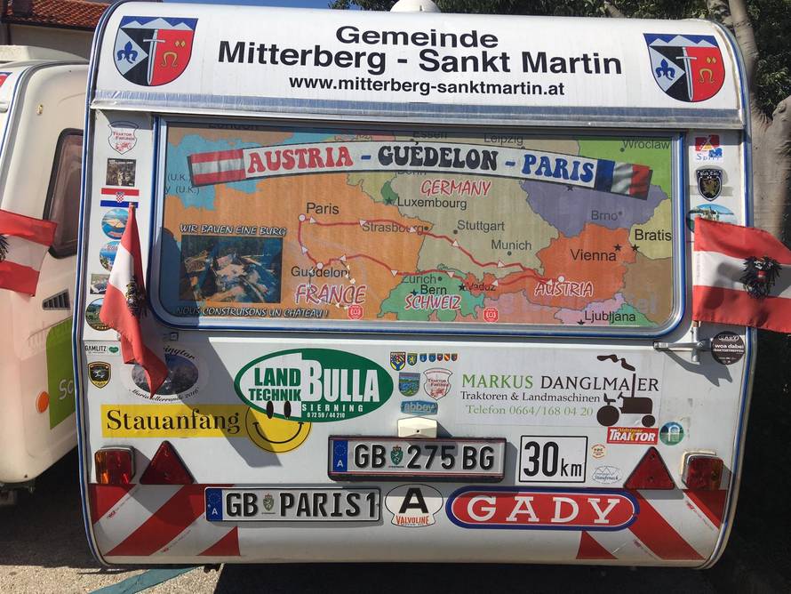 Dva prijatelja putuju iz Austrije s traktorom i prolaze Europu...