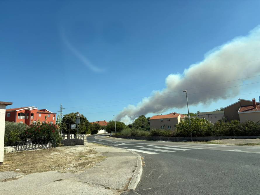 VIDEO Lokalizirali požar kod Zadra, a  kod Ninskih Stanova van kontrole. Stigli i kanaderi
