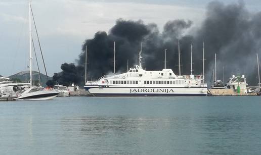 S brodice u plamenu kod Ista spasili su obitelj iz Slovenije