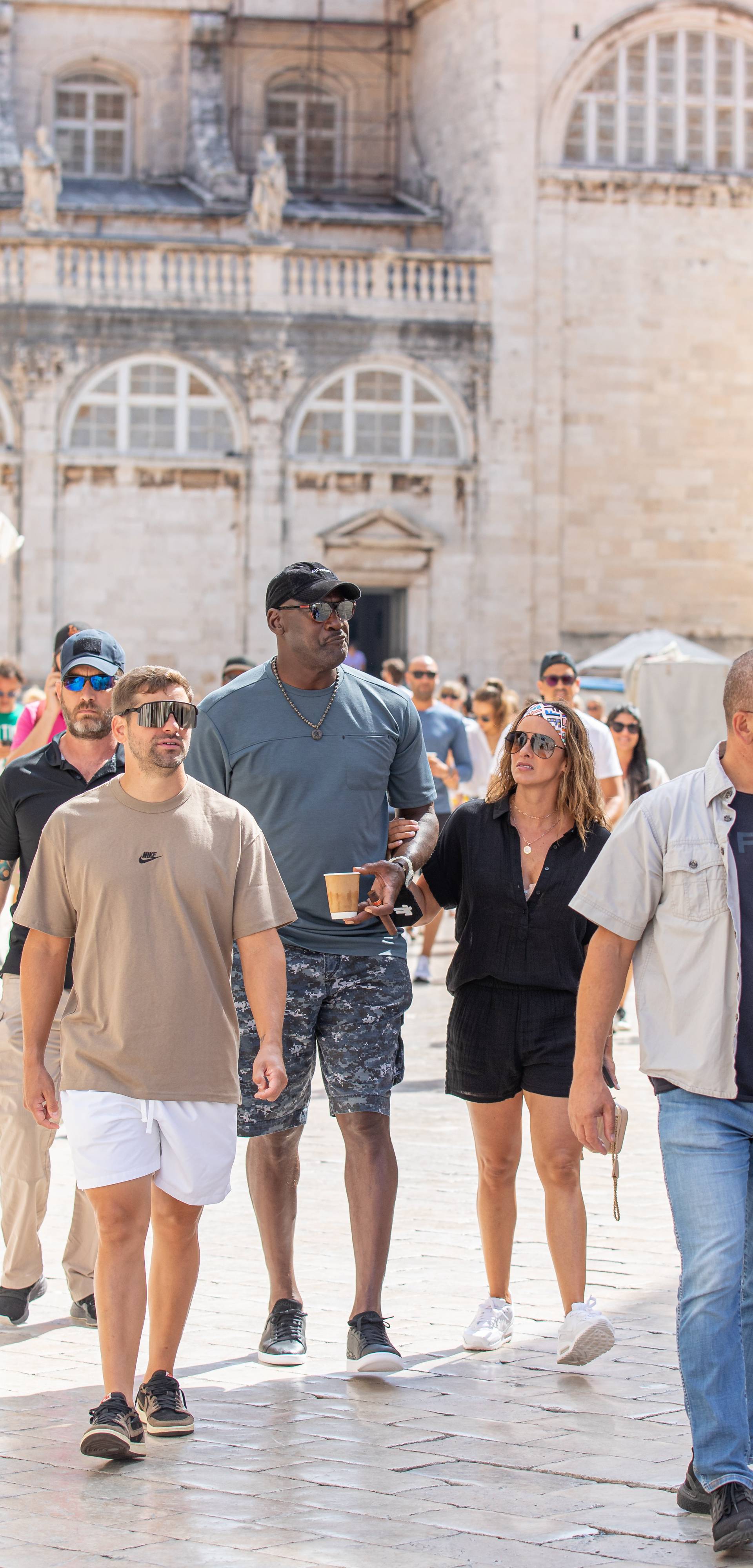 Michael Jordan sa suprugom Yvette u pratnji zaštitara prošetao Dubrovnikom