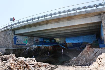 FOTO Plaža ispod ceste na Šolti skriva pravu izložbu umjetnina