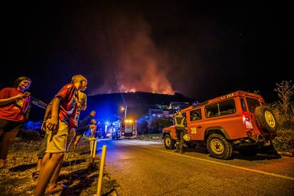 FOTO Strašna oluja na splitskom području! Munje izazvale više požara na padinama Mosora!