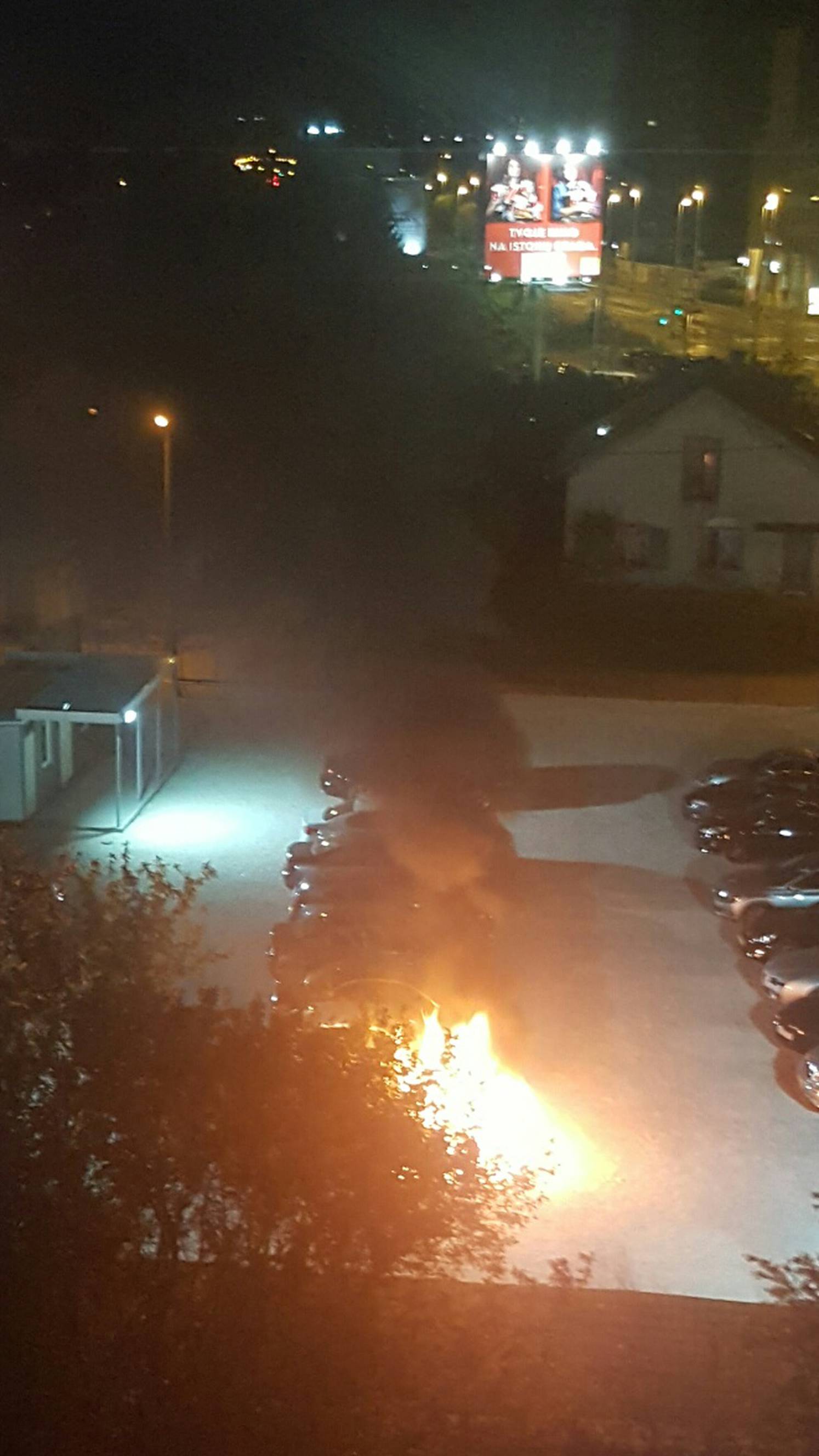 Osveta? Popeo se preko ograde u Dubravi i   zapalio skupi BMW