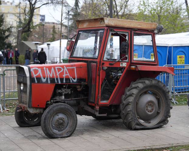 Beograd: Oštećeni traktori parkirani oko Pionirskog parka
