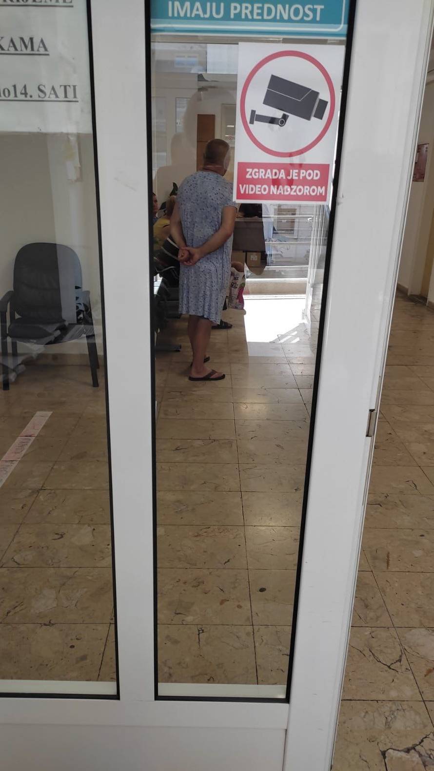 'Nisu mi dali u kratkim hlačama u mirovinsko. Pa sam otišao u prvu trgovinu i kupio haljinu'