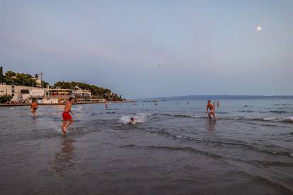 FOTO Noćni kadrovi s Bačvica: Mnogi čekaju kraj dana da po ovim vrućinama odu na kupanje