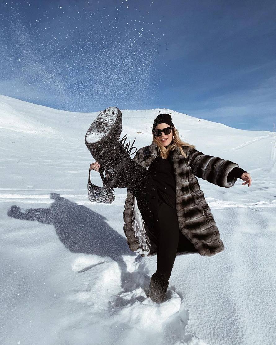 Leyla Hajrović u crnoj jakni koja košta vrtoglavih 10 tisuća kuna