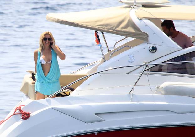 ARHIVA - Hvar, 2010. Snježana Mehun ljubila dragoga na jahti