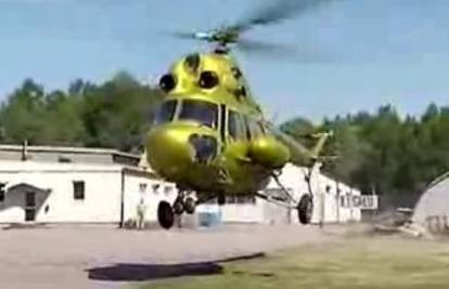 Helikopter zapeo za krošnju i pao na cestu 