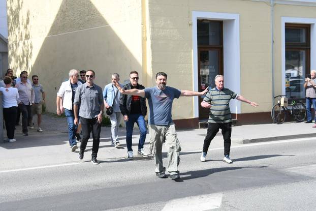 Bjelovar: Glumci u sklopu BOk festivala sami su bili eksponati u izlogu namještaja San