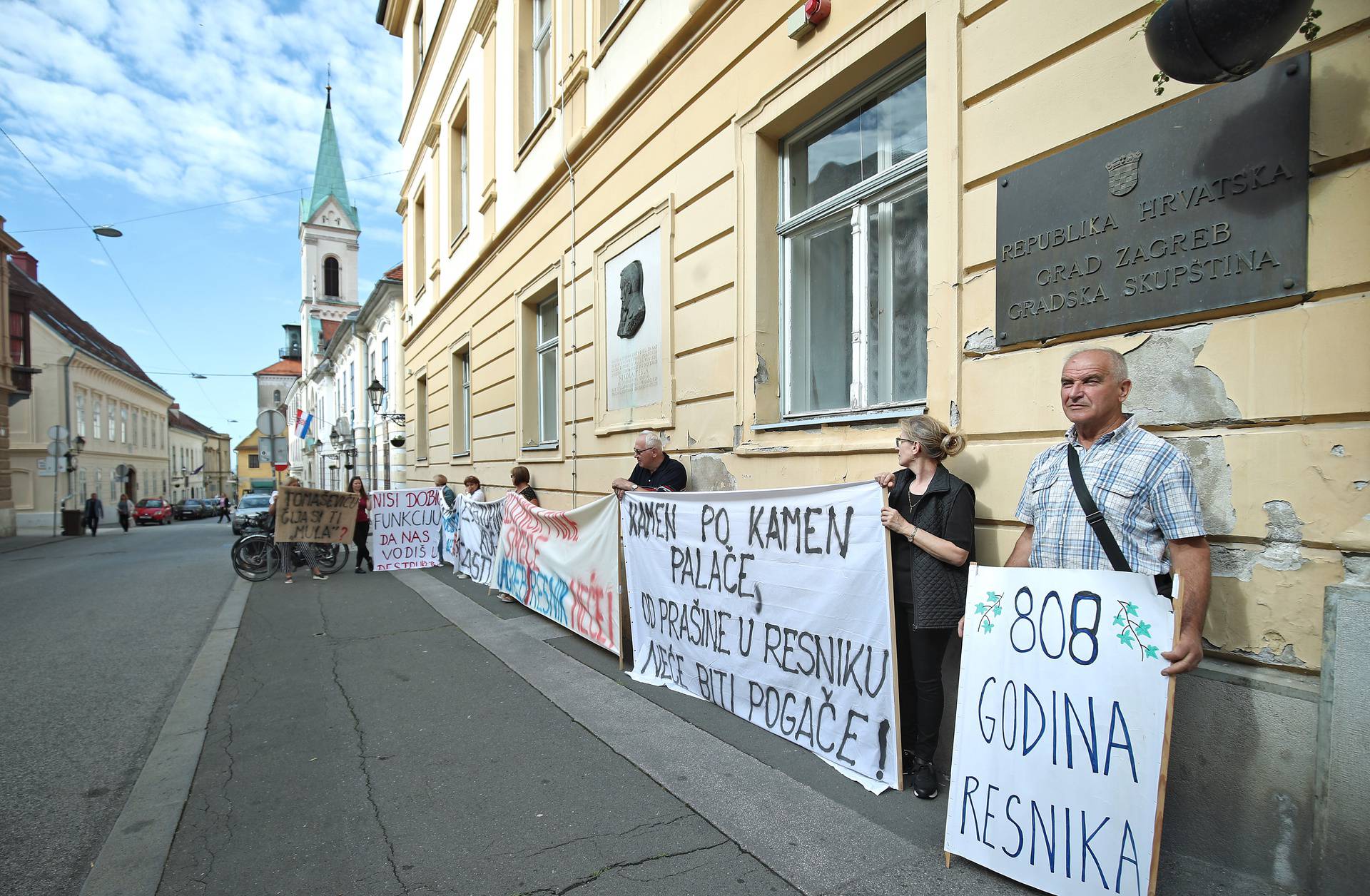 Zagreb: Gradonačelnika ispred Skupštine dočekao prosvjedni performans Udruge za zaštitu okoliša Resnik 