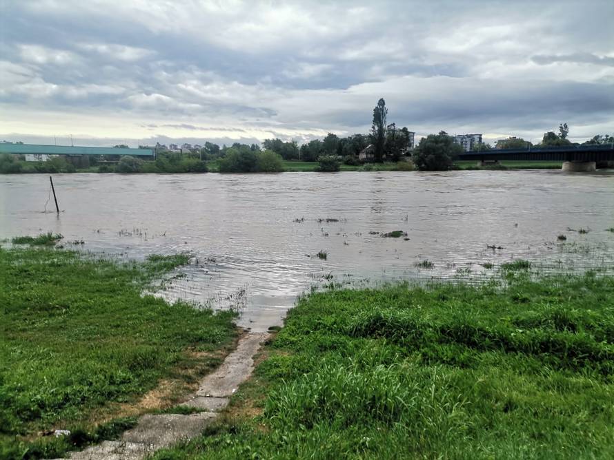 Evo kada nas udara vodeni val iz Slovenije. Iz Hrvatskih voda kažu: 'Vrlo ozbiljna je situacija'