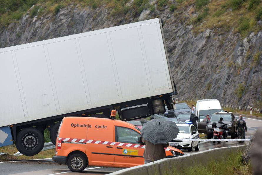 Ostao je visjeti nad ponorom: Kamion sletio sa skliske ceste