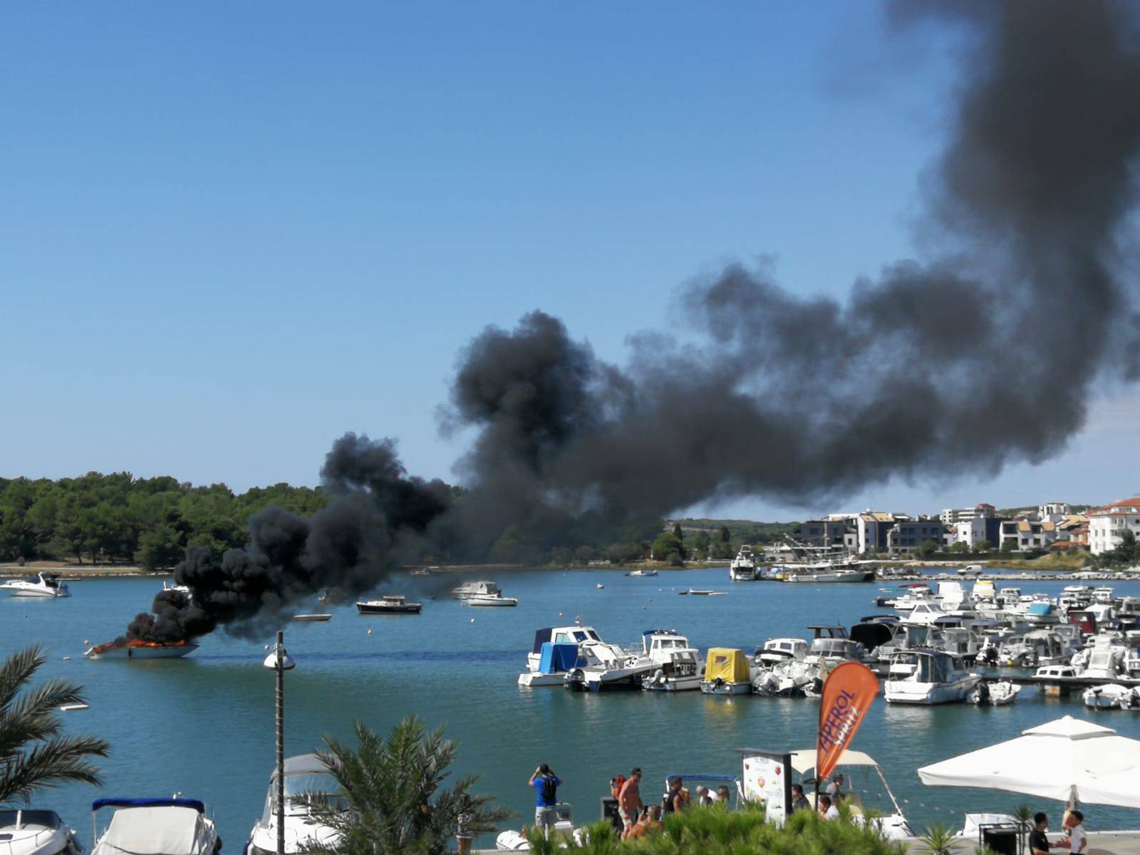 VIDEO 'Muškarac, žena i dijete su iskočili. Pakleni gliser došao je do rive i zapalio još brodica'