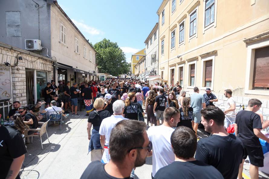 Brojni obožavatelji na ulicama Sinja uoči Thompsonovog koncerta