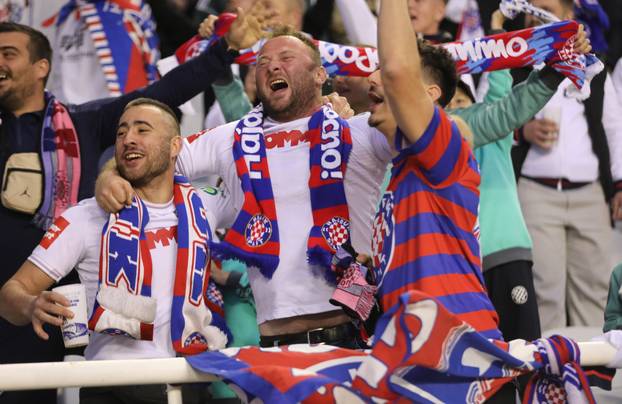 Split: Navijači na tribinama prate susret Hajduka i Dinama