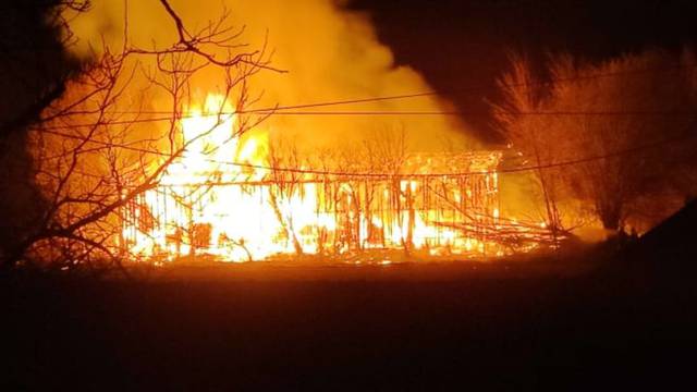 Požar u pilani u Vratišincu pod kontrolom: 'Srećom, nije nitko bio unutra u vrijeme požara...'